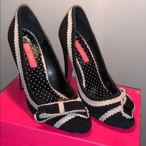 Betsey Johnson black and grey suede pumps